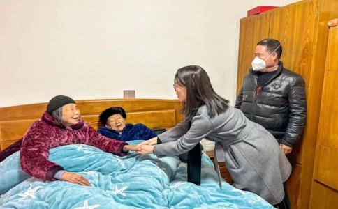 前往结对帮扶村慰问