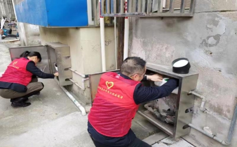 寒潮来临，志愿者上门给老旧小区水表“穿衣戴帽”